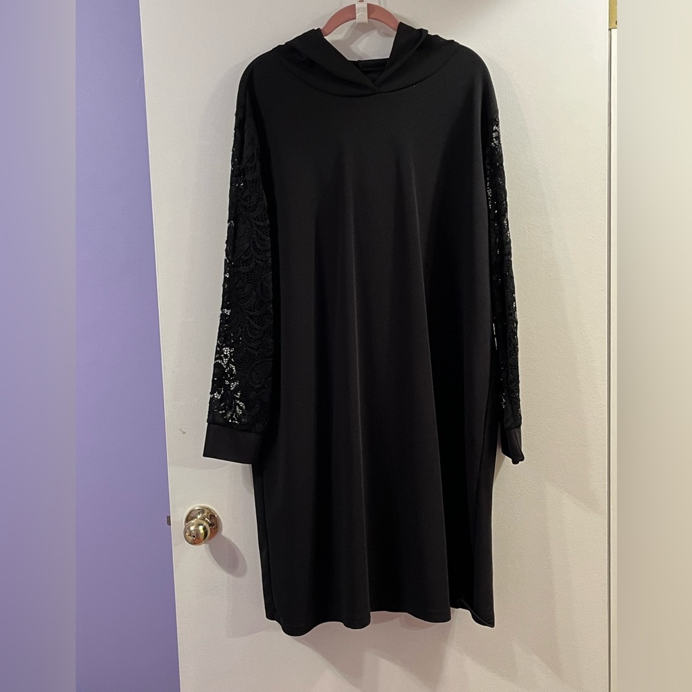 Black tunic with hood and long sleeve lace sleeves. Size 3X. EUC.